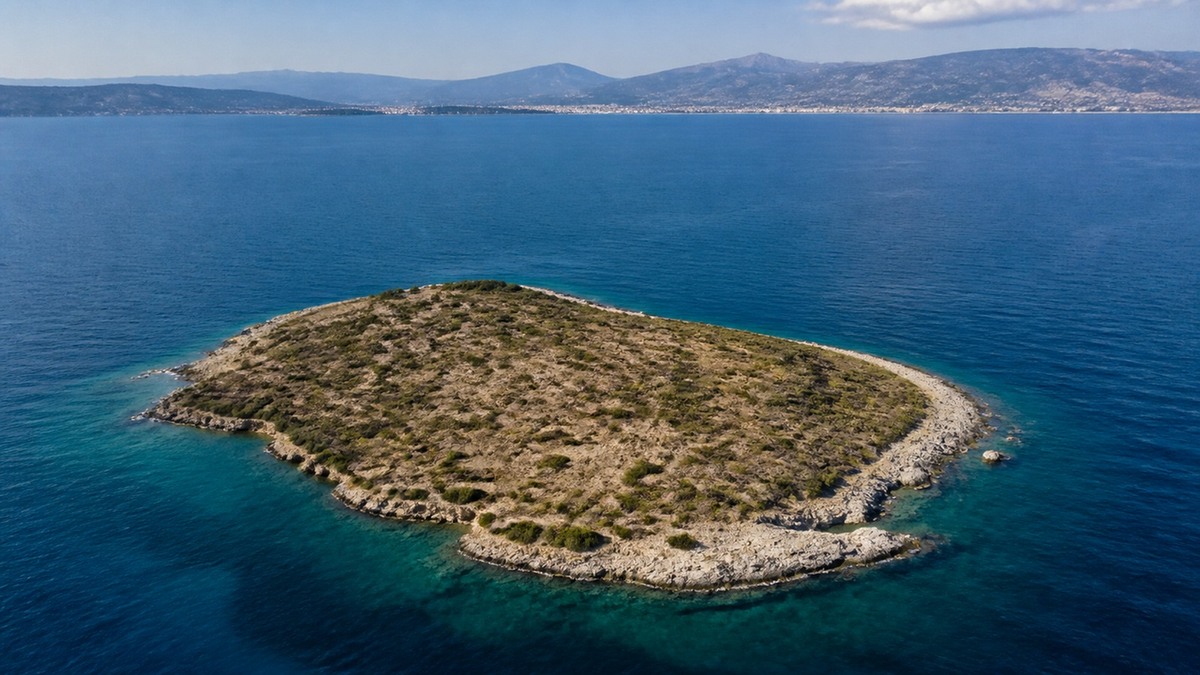 малък необитаем остров в северно Егейско море без сгради