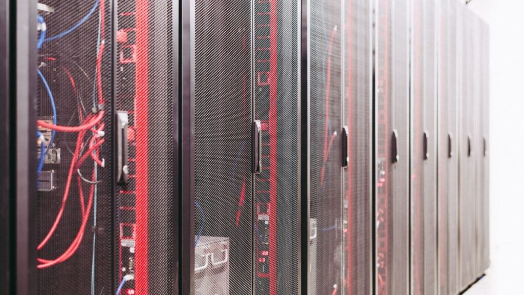 Колко CO₂ могат да отделят новите AI центрове за данни в САЩ?